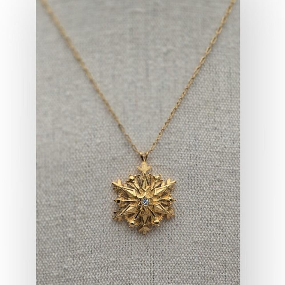 Avon Snowflake Pendant Necklace Gold Tone Rhinestone Vintage Holiday Romantic